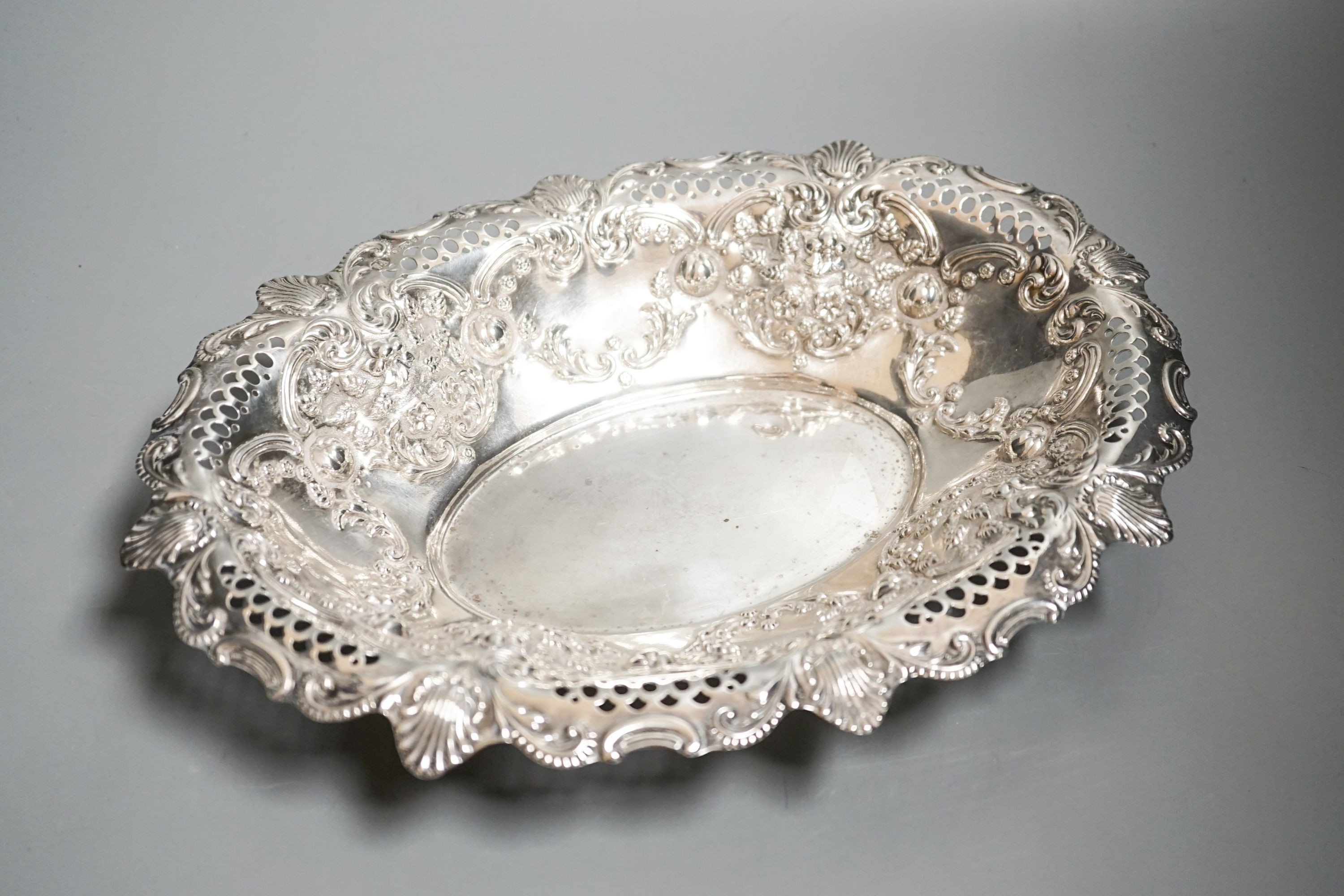 An Edwardian pierced silver oval dish, Birmingham, 1904, 30.8cm, 10.5oz.